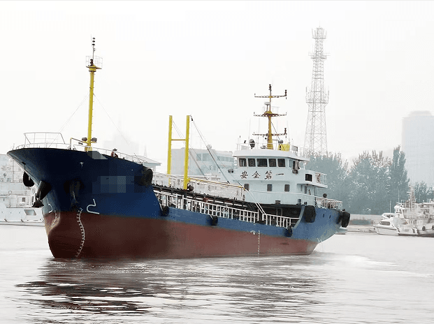 900 DWT Tanker, built 2018